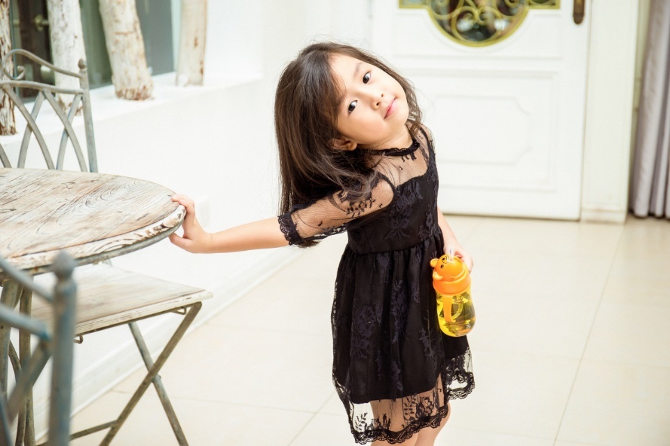 Ở nhà, cô bé được uốn nắn tính chủ động, nên luôn tự giác đi học, làm bài tập, phụ việc nhà…