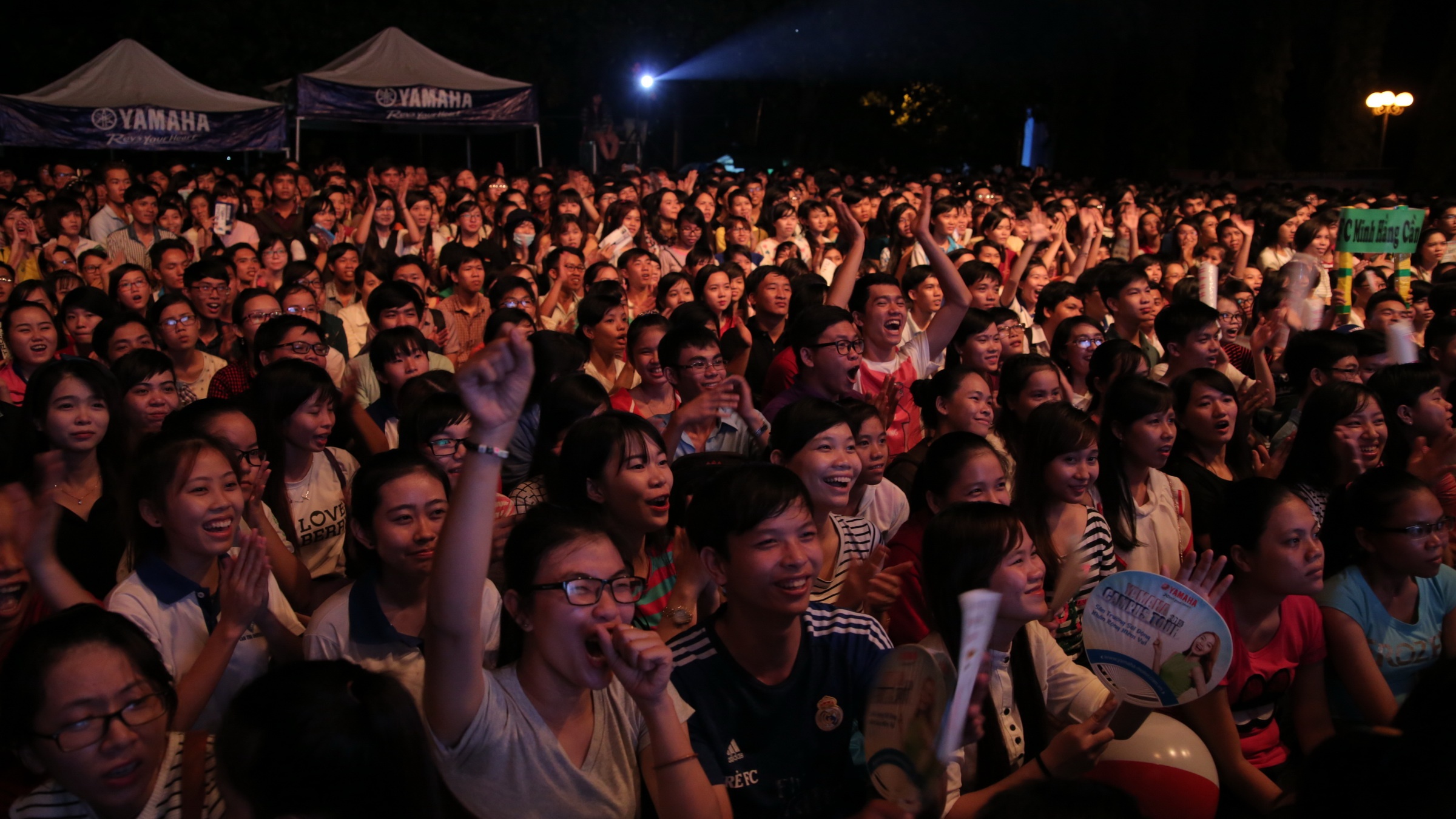 Hàng trăm sinh viên hòa mình vào không khí sôi động của đêm nhạc đón mừng năm học mới.