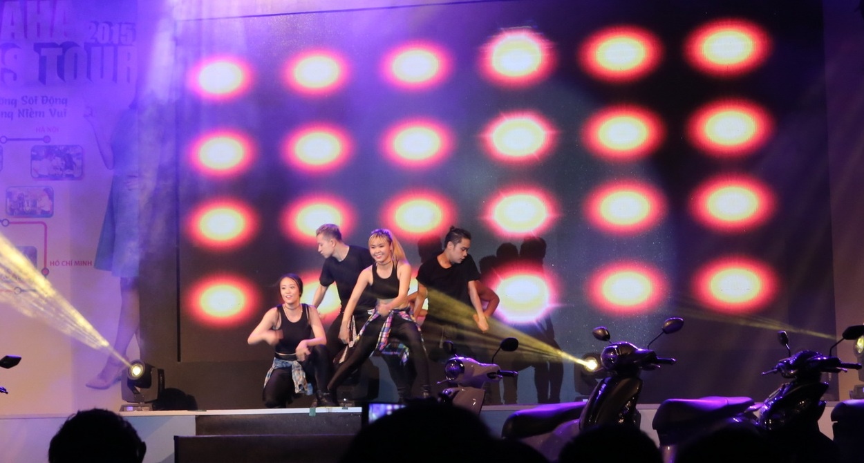 Nhóm nhảy sinh viên Cần Thơ có dịp đứng chung sân khấu cùng thần tượng trong một tiết mục vũ đạo đặc biệt.