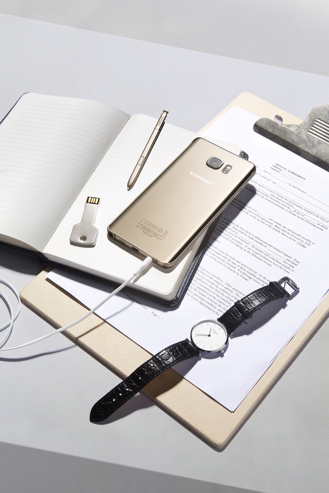 Với doanh nhân, Galaxy Note 5 sẽ là cuốn sổ tay hữu ích, giúp họ lên kế hoạch, lưu ý tưởng, ghi chú trong các buổi họp, phản hồi thông tin cho nhân viên, đồng nghiệp… Thiết kế sang trọng cùng bút S Pen cũng giúp họ thể hiện sự chuyên nghiệp của mình. Ngoài ra, tính năng sạc nhanh của Galaxy Note 5 rất tiện lợi với những doanh nhân hay phải đi công tác.