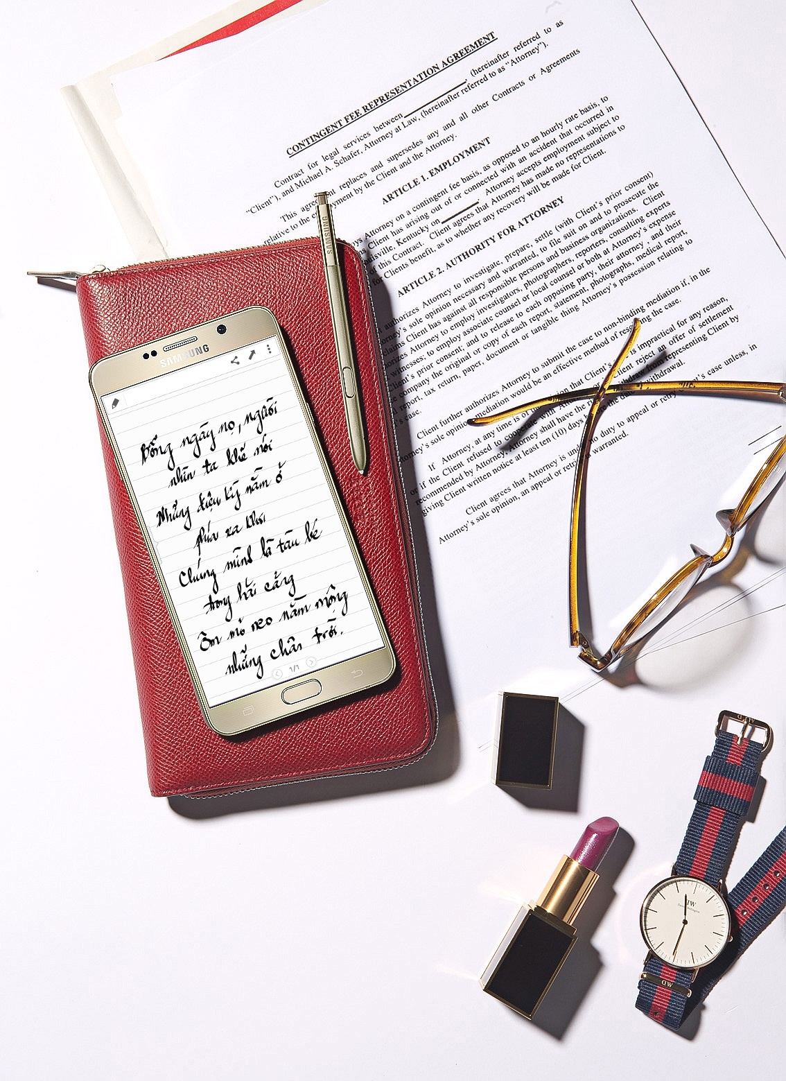 Các nhà văn có thể dùng S-Pen của Galaxy Note 5 để ghi lại mọi ý tưởng vào mọi lúc, mọi nơi. Ngay sau khi rút bút, màn hình điện thoại sẽ hoá thành quyển sổ thân thuộc để họ lưu giữ cảm xúc của mình.