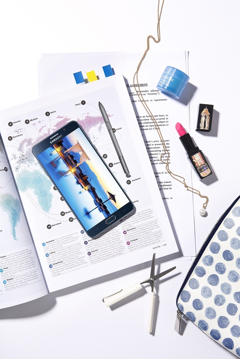 Màn hình rộng và sắc nét của Note 5 là công cụ hoàn hảo giúp nhân viên truyền thông trình bày ý tưởng một cách sống động và trọn vẹn đến khách hàng. Với bút S-Pen, họ dễ dàng tập hợp thông tin/hình ảnh để gửi cho đối tác trong tích tắc qua WhatsApp, Zalo hay Viber…