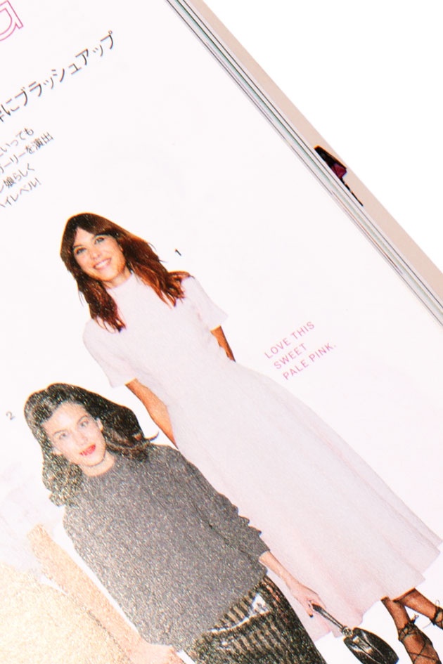 Galaxy Note 5 cũng sẽ là đồ nghề hữu ích cho các nhà thiết kế thời trang. Khi có ý tưởng mới, họ có thể dùng bút S-Pen vẽ phác họa nhanh trên màn hình khóa. Ngòi bút linh hoạt cho phép nhà thiết kế trau chuốt từng chi tiết của bộ trang phục.