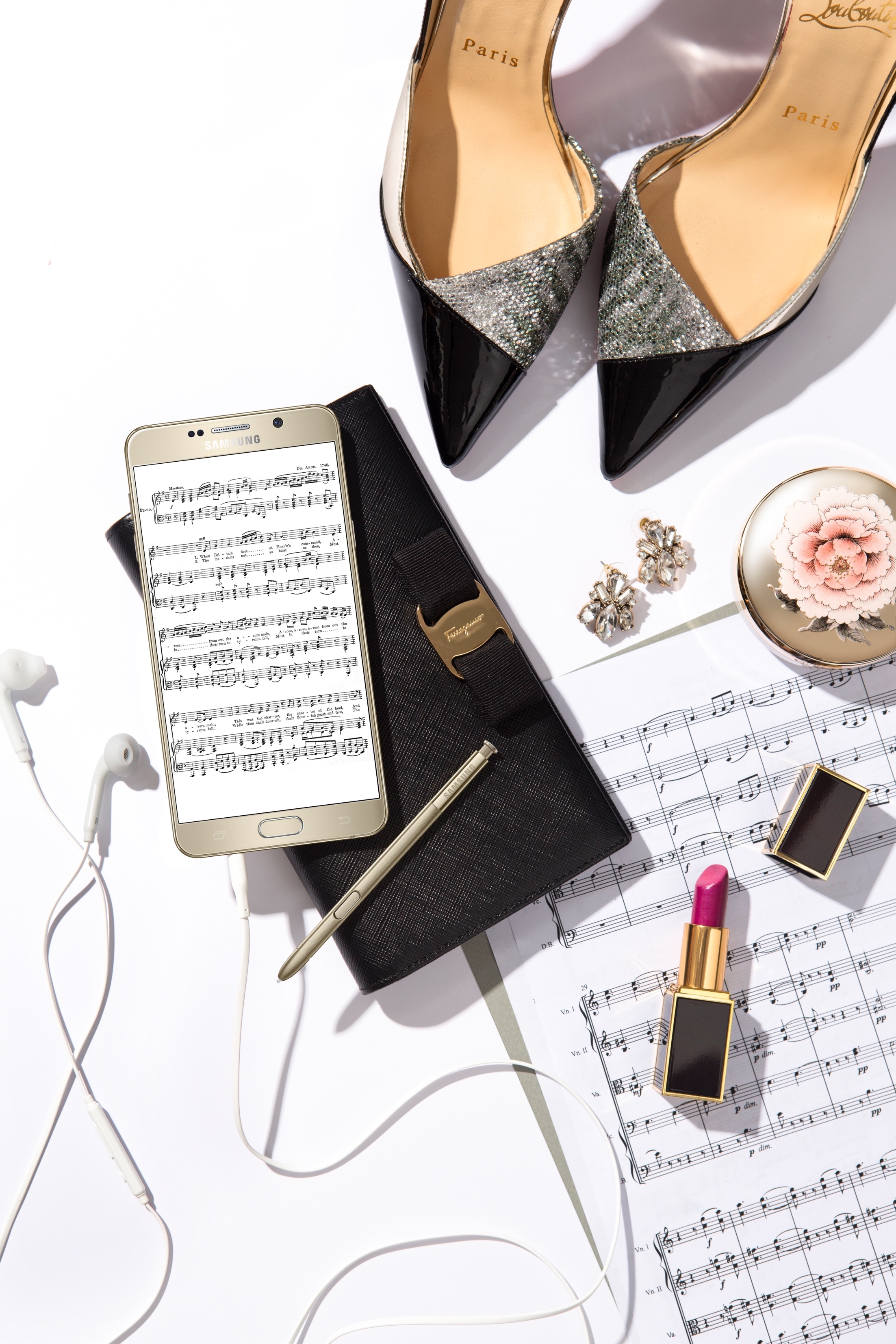 Các nhạc sĩ sẽ làm việc dễ dàng hơn với Galaxy Note 5. Bút S-Pen giúp họ dễ dàng viết lời cho ca khúc mới. Cây bút nhạy với nét mượt mà mang đến một trải mới lạ cho công việc đòi hỏi tính sáng tạo cao này. 