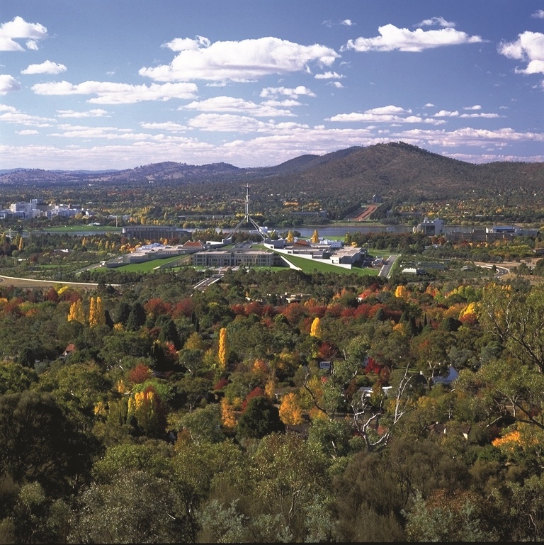 Thủ đô Canberra đã được xếp hạng là thành phố đáng sống nhất thê giới bởi OECD Regional Well-Being Report 2014. Và đại học Canberra cũng được QS xếp trong top 5% Đại học hàng đầu toàn cầu.