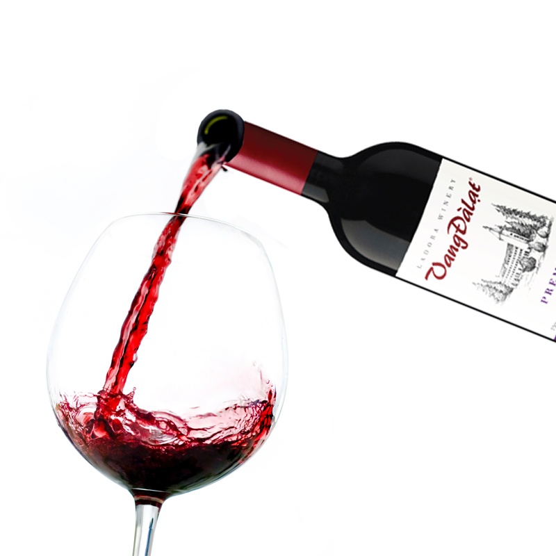 Nghệ thuật uống vang đòi hỏi sự chỉn chu, chuẩn mực từ chiếc ly cho đến cách thưởng thức.