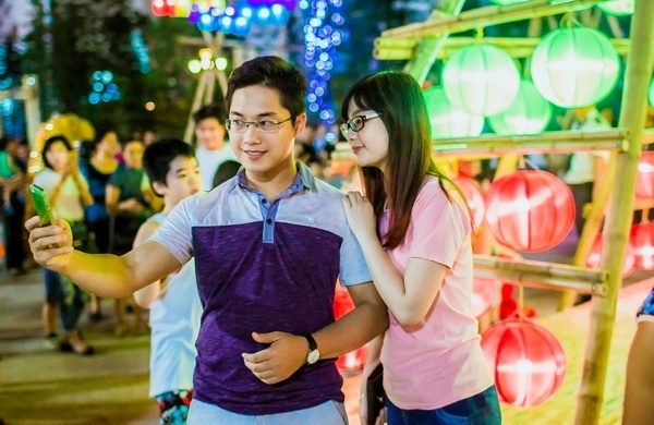 Vincom lap ky luc 'Vuon co tich bang den long lon nhat VN' hinh anh