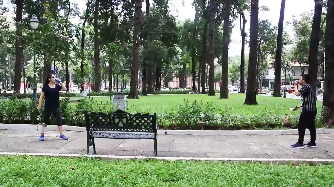 Nam Trường và cô bạn thân vừa uống Pepsi, vừa chơi cầu lông trong clip của mình.