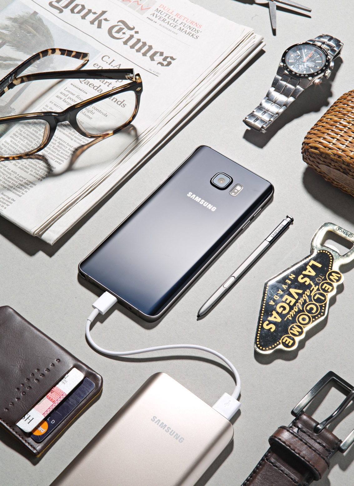 Nếu là một phóng viên, khả năng chụp ảnh của Galaxy Note 5 sẽ hỗ trợ bạn khá nhiều trong tác nghiệp. Ống kính 16 megapixel giúp ghi lại hình ảnh nhanh chóng từ hiện trường. Chỉ cần nhấp đúp vào nút Home, bạn có thể bắt khoảnh khắc của sự việc trong nháy mắt. Galaxy Note 5 cũng có file RAW để phóng viên xử lý ảnh và nhanh chóng gửi về tòa soạn.