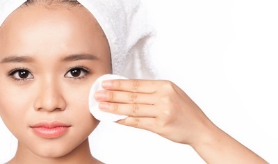 Tẩy trang trước khi ngủ cho đôi mắt sáng khỏe.