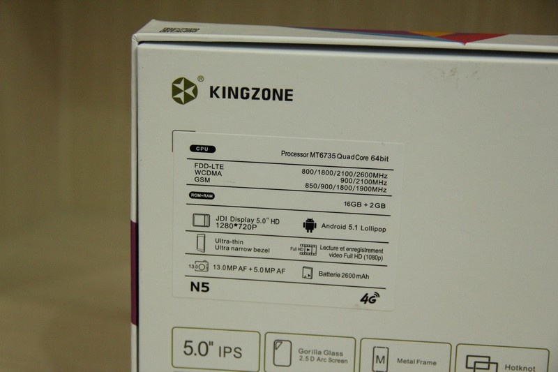 1 vài thông số cơ bản của máy được in trên hộp, đây là chiếc smartphone có mức giá bán ra chỉ khoảng 3,95 triệu đồng, đem lại cấu hình cao, thiết kế đẹp, thời trang và nhiều sự lựa chọn về màu sắc cho người tiêu dùng.