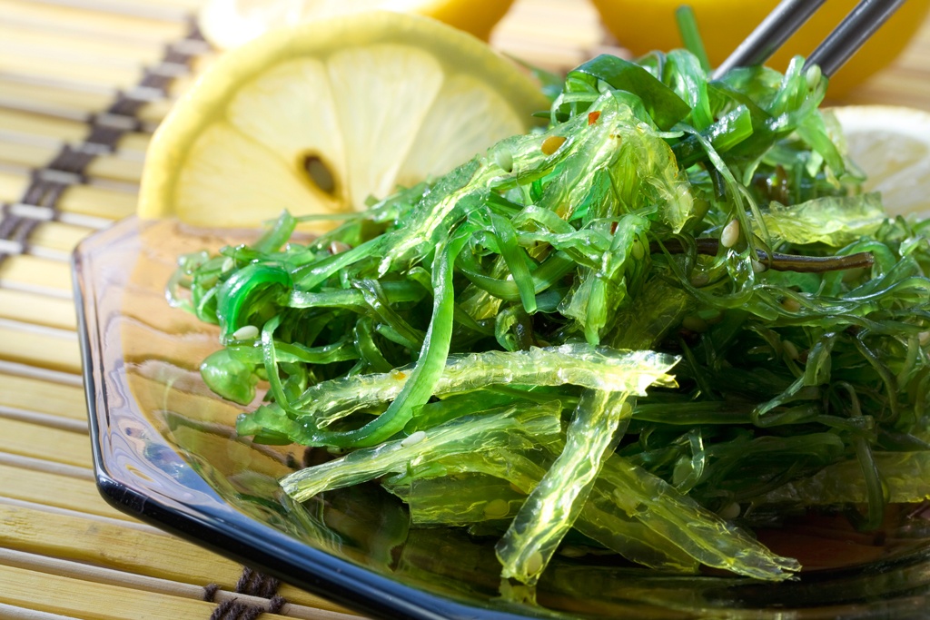 Ăn nhiều cá hồi, rong biển, tôm biển… và bổ sung tinh chất tảo lục giúp bổ sung chất chống lão hóa, giữ nét đẹp thanh xuân.