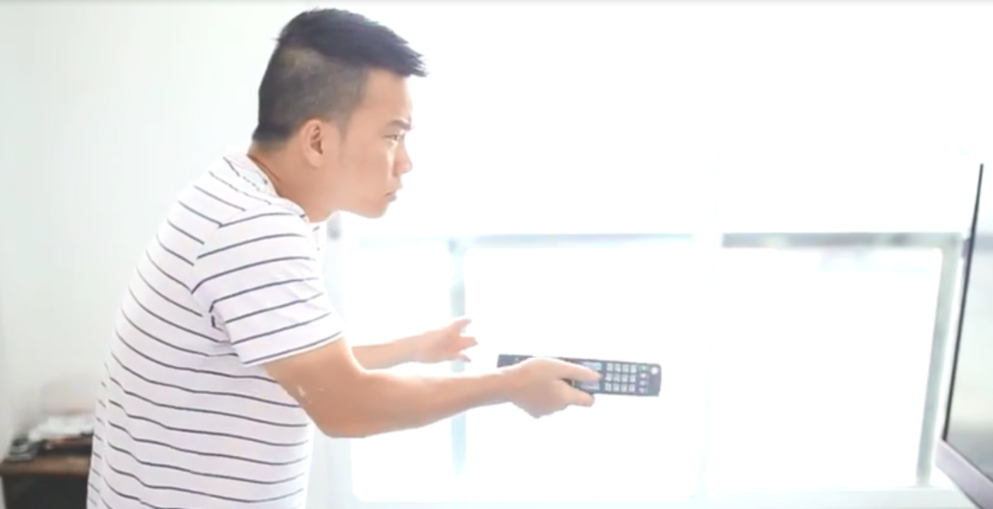 Thói quen dùng tay đập khi remote hết pin được Dưa Leo diễn tả hài hước.