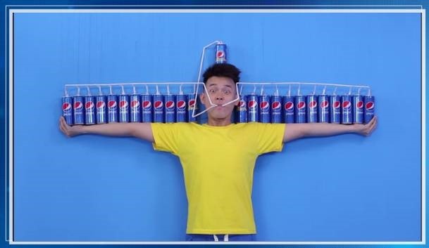 Clip uống cùng một lúc 25 lon Pepsi của bạn Đình Khanh khiến người xem choáng ngợp.