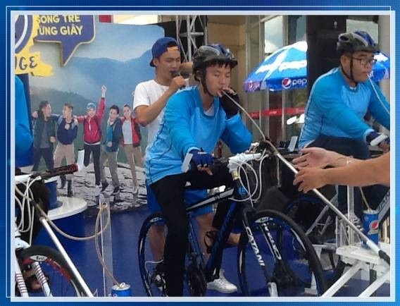 Nét mặt sảng khoái của bạn có nickname Tiến Quốc rơi khi vừa đạp xe vừa uống Pepsi.