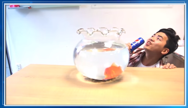    Bạn có nickname Khôi Trần đang say sưa khoe giọng oanh vàng của mình.