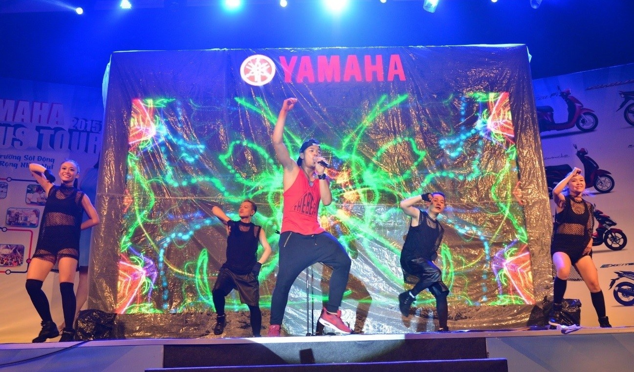  Quán quân Vietnam Idol Trọng Hiếu khuấy động sân khấu với loạt ca khúc sôi động, bắt tai.