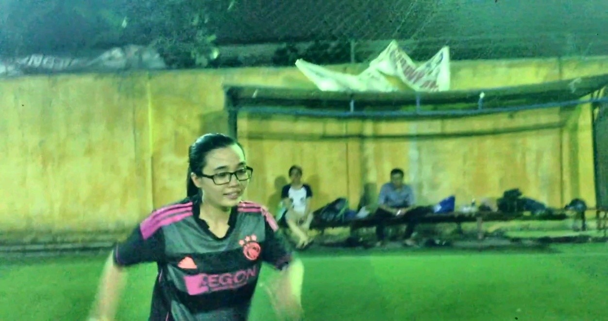 Christina Nguyễn trong clip Đá bóng kiểu khác.