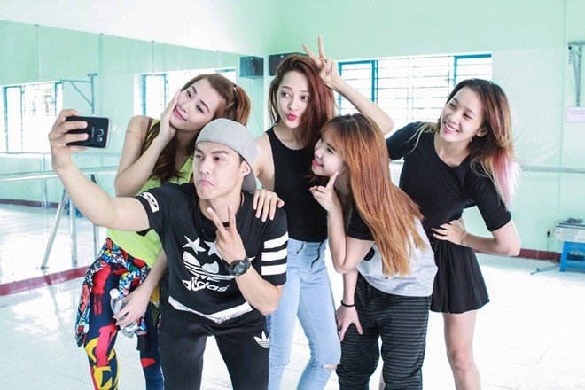 Tour diễn Mềm mượt những giấc mơ sẽ diễn ra tại TP HCM, Hà Nội, Đà Nẵng, Cần Thơ. Toàn bộ chương trình được biên đạo bởi Lâm Vinh Hải và Phạm Lịch. Đặc biệt hơn, chương trình ở TP HCM vào ngày 19/9 tại nhà thi đấu Nguyễn Du còn có sự xuất hiện của ca sĩ khách mời Noo Phước Thịnh, Ngô Kiến Huy trong vai trò MC và nhà ảo thuật gia.