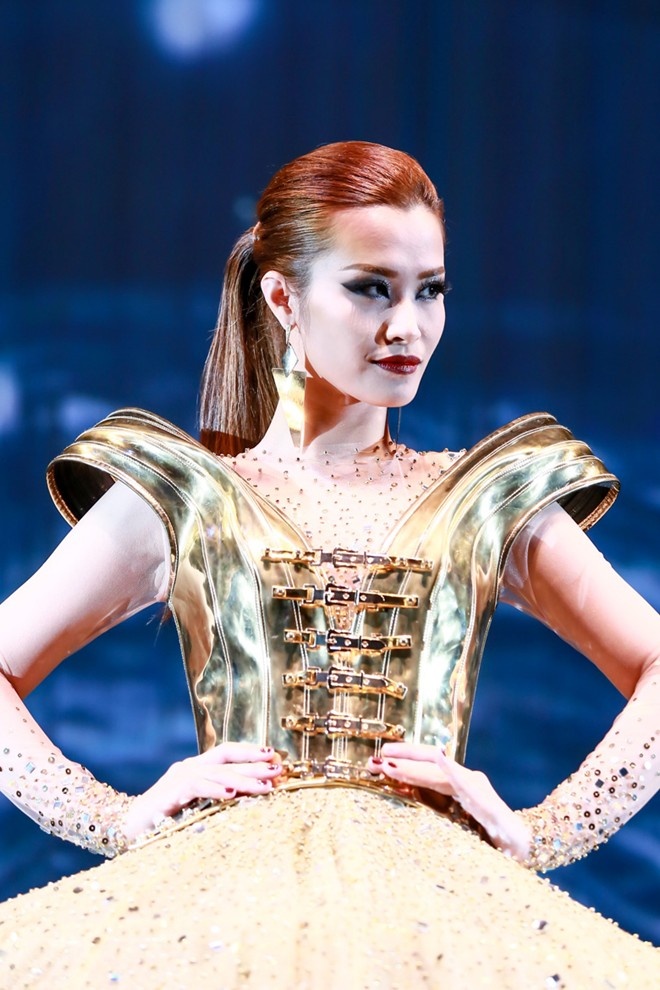 Còn lúc lên sân khấu, thảm đỏ, tùy vào tính chất buổi diễn cô sẽ “hô biến” mái tóc cho phù hợp. Trong ảnh, nữ ca sĩ chọn kiểu tóc đuôi ngựa buộc bổng thời thượng.