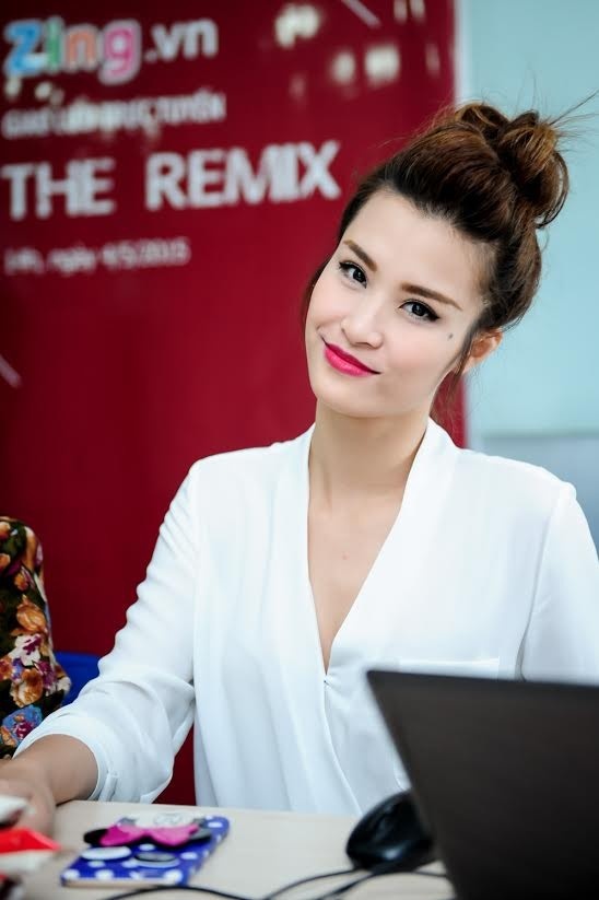 Khi đi trả lời phỏng vấn, họp mặt fan hay tham gia các sự kiện gần gũi không quá trang trọng, cô chọn tóc búi cao với mái phồng, đơn giản mà thanh lịch.