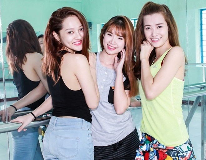 Vì lịch trình bận rộn, nên để nâng niu tóc nhanh chóng và hiệu quả nhất, Đông Nhi chọn bộ sản phẩm Sunsilk Mềm Mượt Diệu Kỳ (bao gồm dầu gội, dầu xả và kem dưỡng tóc) có tinh dầu hoa trà my từ Hàn Quốc. Hiện tại, cô cùng Bảo Anh và Khởi My đang tích cực tập luyện cho chuỗi liveshow Music Party xuyên Việt “Mềm mượt những giấc mơ”.