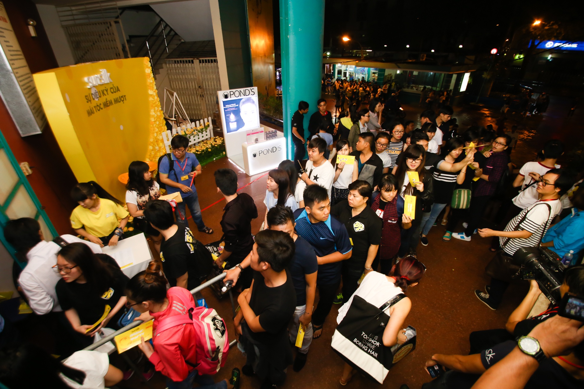 Người hâm mộ kiên nhẫn xếp hàng vào cổng trong khi trời vẫn còn mưa.