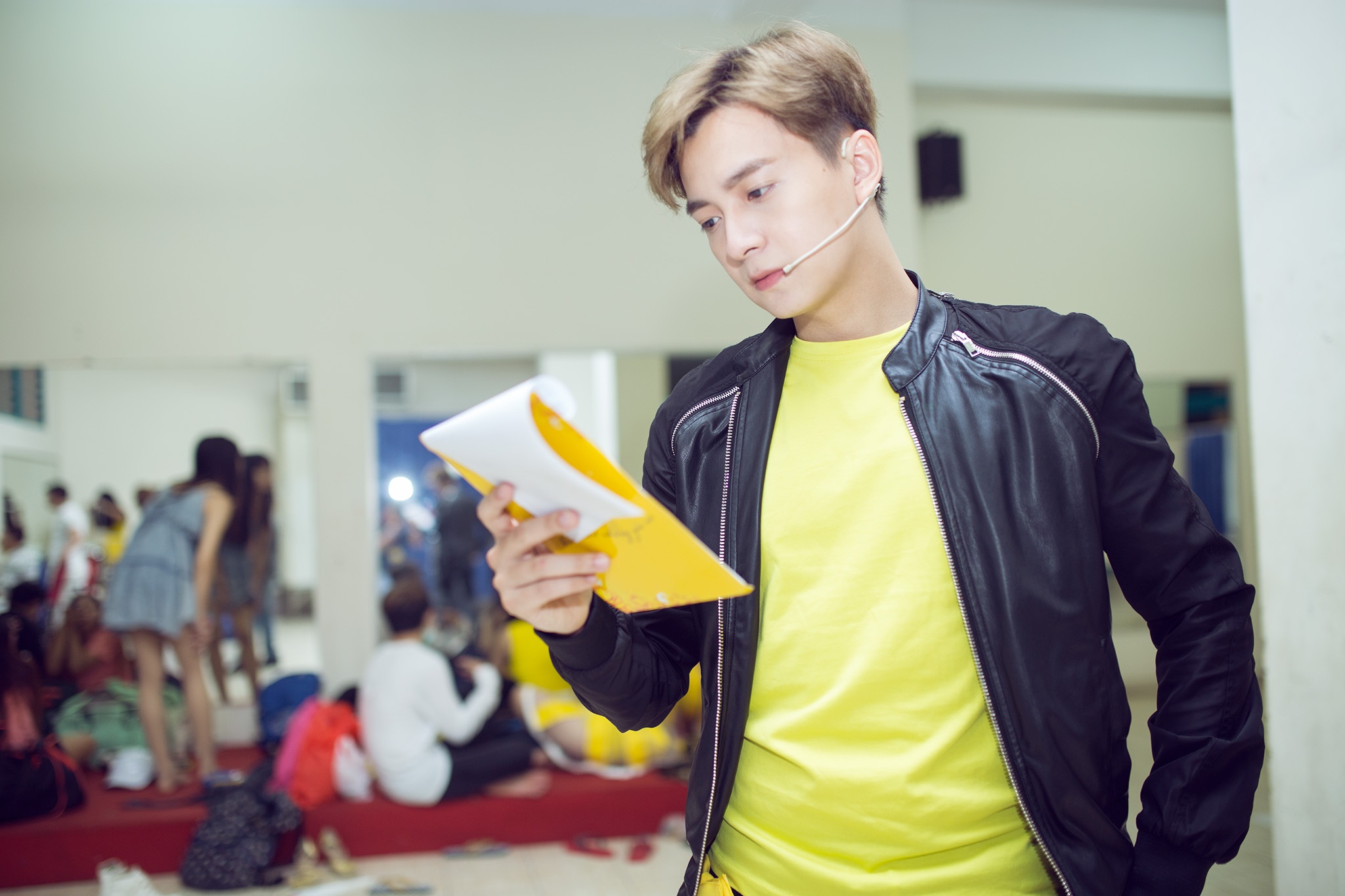 Trong khi các cô gái chuẩn bị phục trang, Ngô Kiến Huy tranh thủ ôn lại kịch bản ở hậu trường.