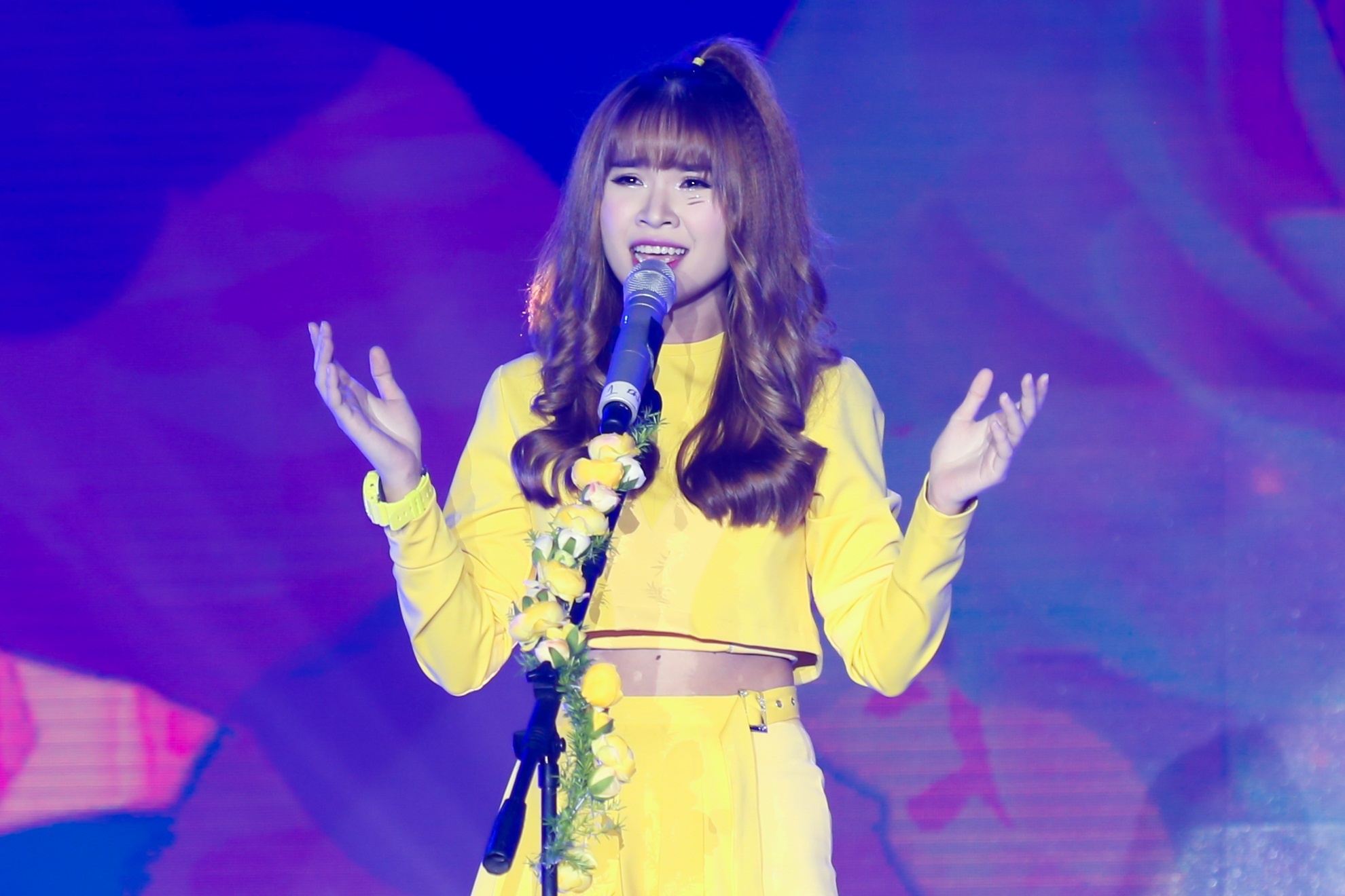 Nữ ca sĩ mang đến đêm diễn những ca khúc đánh dấu sự thay đổi trên con đường âm nhạc của mình, đó là Vì sao, Alone và Có bao giờ anh nhớ.