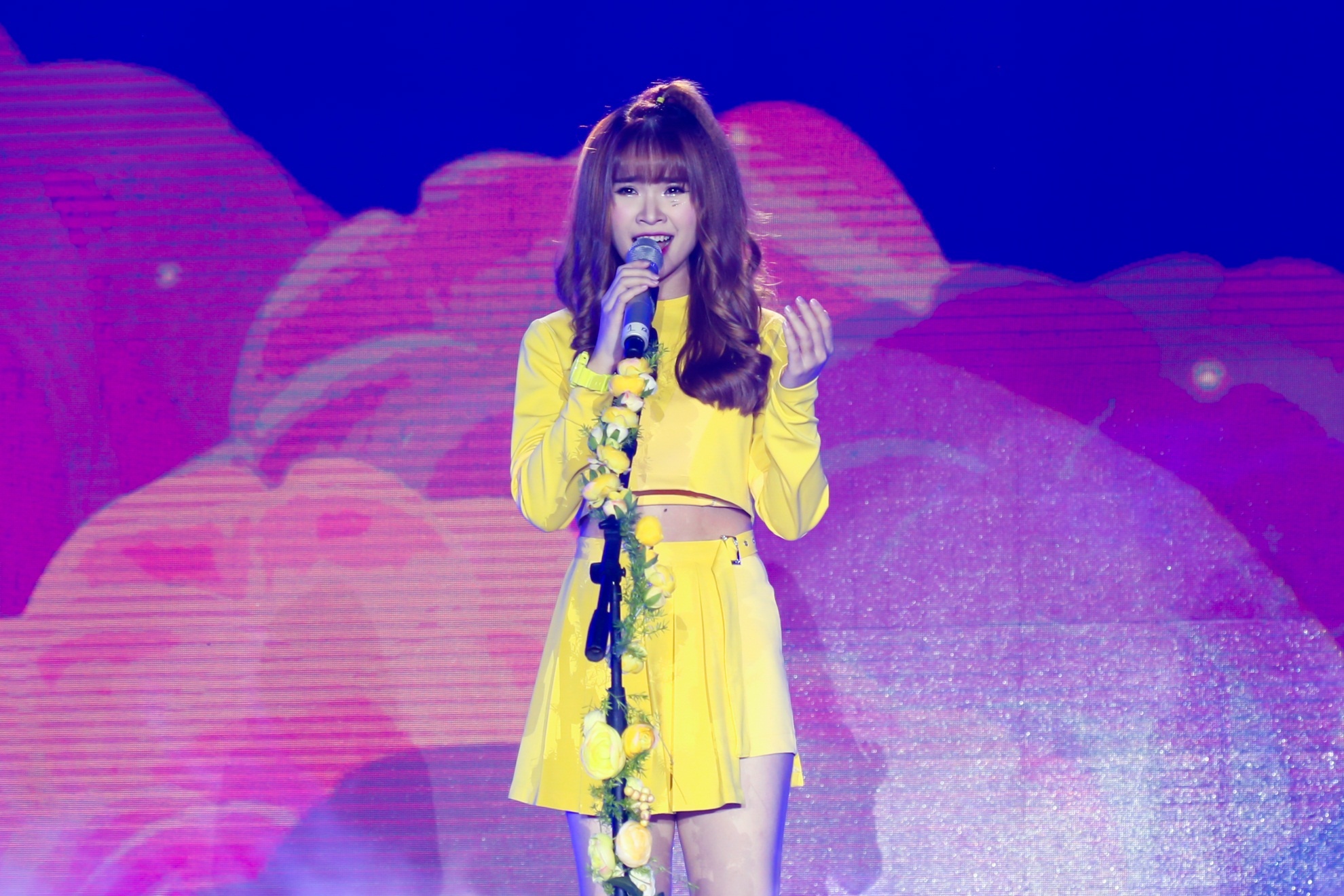 Xuất hiện nổi bật không kém hai đồng nghiệp, Khởi My thu hút fan bằng tạo hình đáng yêu.