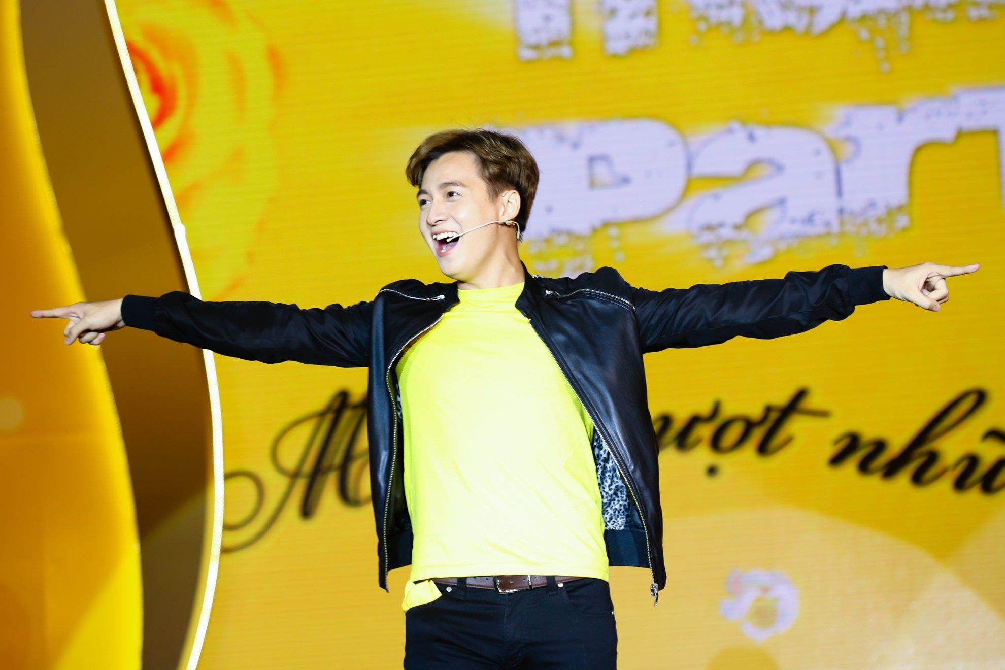 Không chỉ hát, Ngô Kiến Huy đảm nhiệm thêm vai trò MC và trổ tài làm ảo thuật, dành tặng cho fan nữ nhiều bất ngờ thú vị.