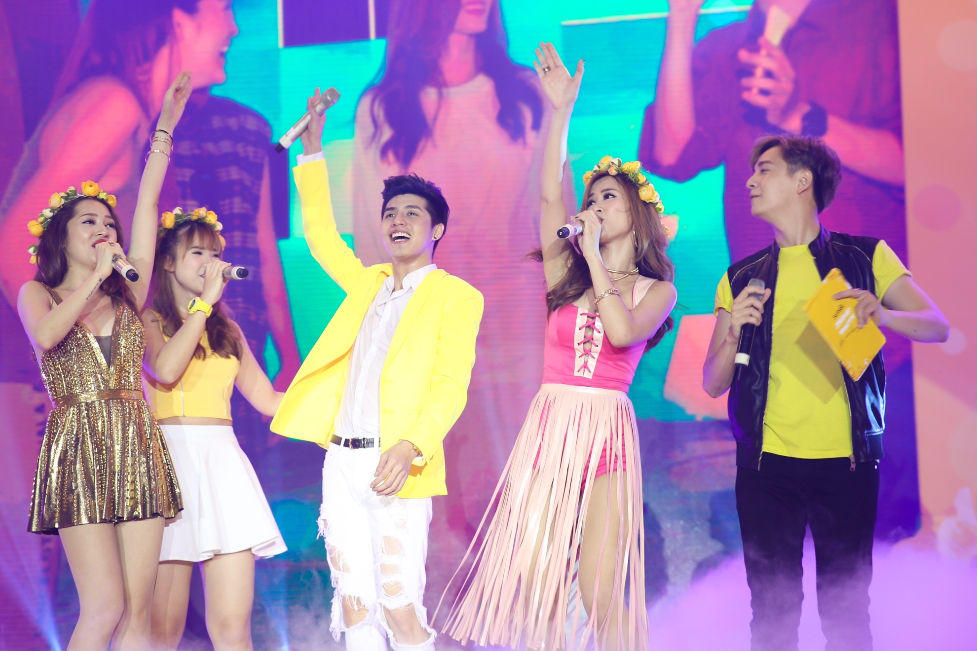 Đêm nhạc Mềm mượt những giấc mơ tại TP HCM khép lại với nhiều cảm xúc khi tất cả ca sĩ cùng nhau hòa giọng hát ca khúc Tình bạn.