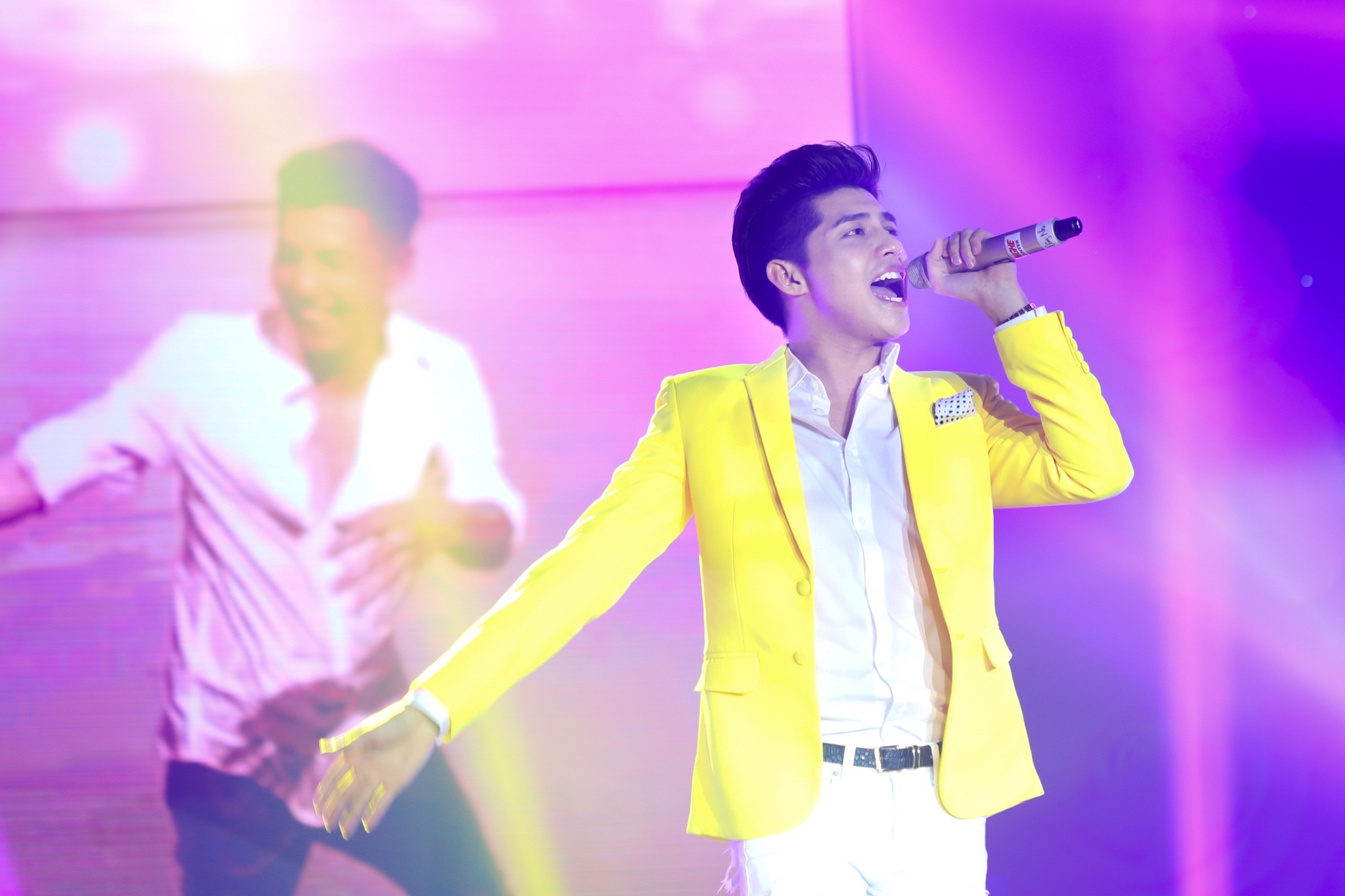 Trình diễn hai ca khúc What makes you beautiful và Hold me tight, nam ca sĩ chia sẻ rằng mình “thật sự không muốn xuống sân khấu vì fan quá sung”.