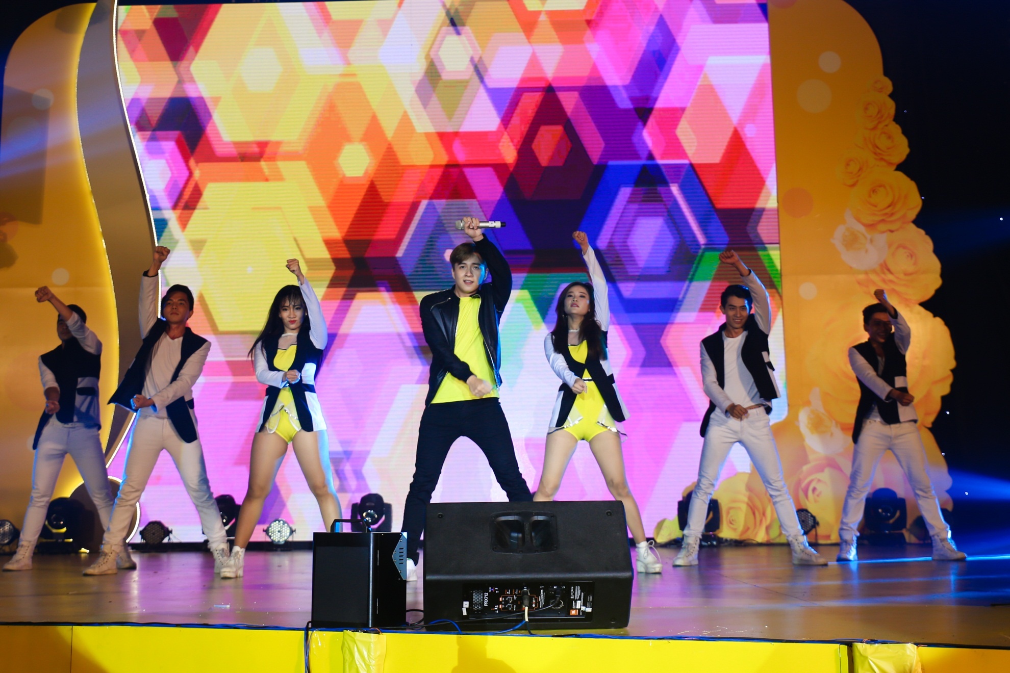 Đêm nhạc Mềm mượt những giấc mơ còn có sự góp mặt của nam ca sĩ Ngô Kiến Huy. Anh chàng điển trai khoe chất giọng nam cao trong ca khúc Đêm tuyệt vời bản remix.