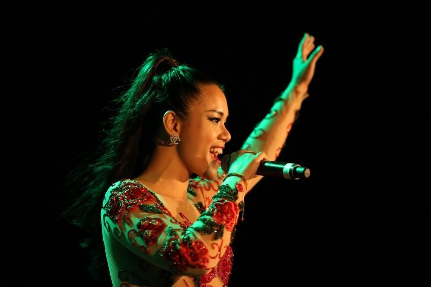 Phương Vy trở thành tâm điểm của sự kiện ở Hà Nội. Trong bộ đầm gợi cảm, cô thể hiện bản remix Dare you cùng vũ điệu nóng bỏng.