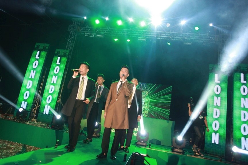 Oplus Band tái hiện hình ảnh của Boyzone, One Direction và Rixton - những boyband huyền thoại nước Anh. Các bản cover từ thập niên 80-90 đậm chất London châm ngòi cho sự bùng nổ của hàng trăm khán giả.