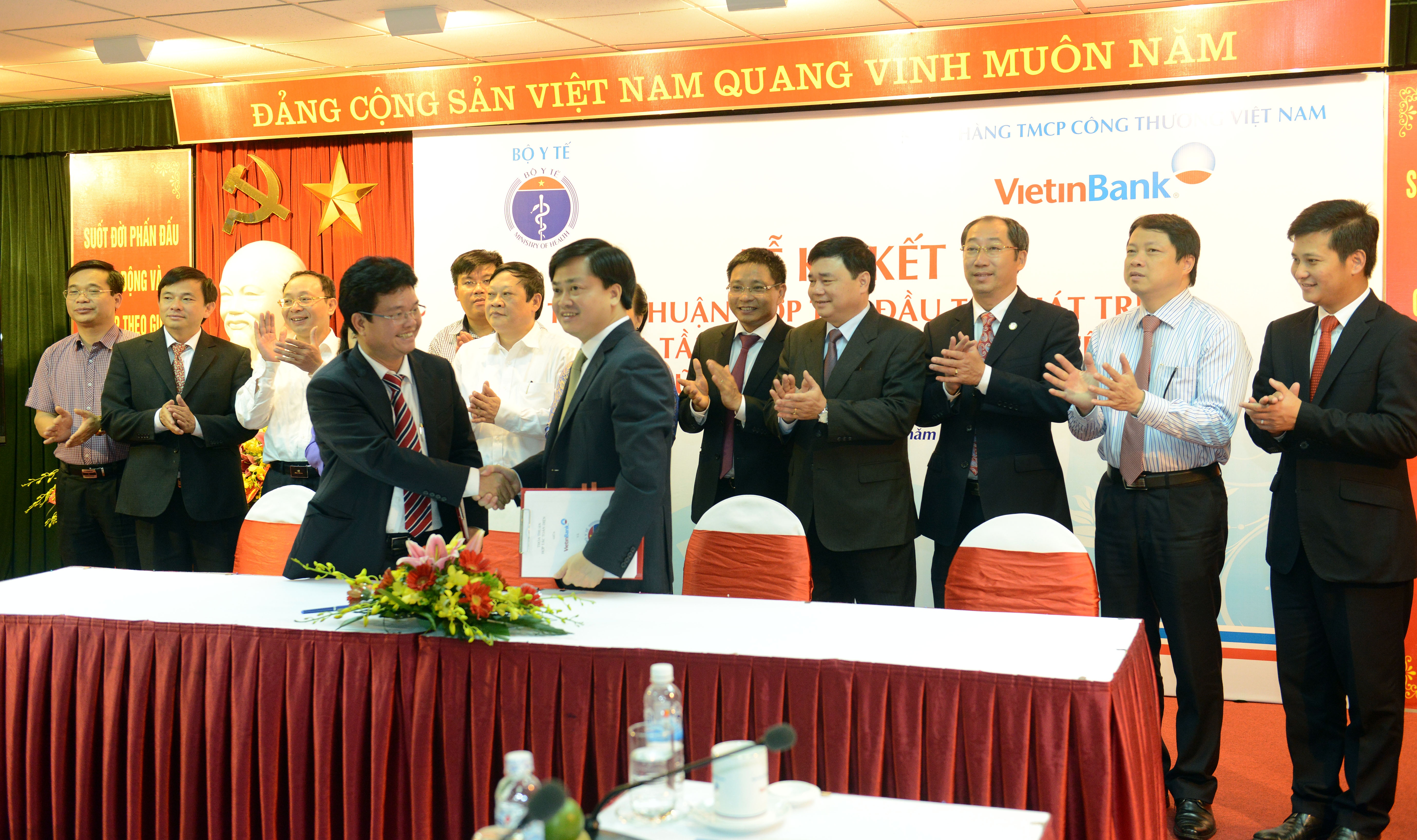 Tổng Giám đốc VietinBank Lê Đức Thọ và Thứ trưởng Bộ Y tế Phạm Lê Tuấn ký kết thỏa thuận hợp tác .
