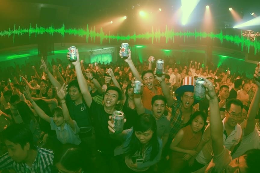 Tại TP HCM, khu vực Queen Hall gần như chật cứng với hơn 1.500 khán giả nô nức tham dự đại tiệc. Trong đêm nhạc, hành trình khám phá thành phố được mô tả bằng sắc màu thị giác trên màn hình LED 360 độ đầy lôi cuốn.