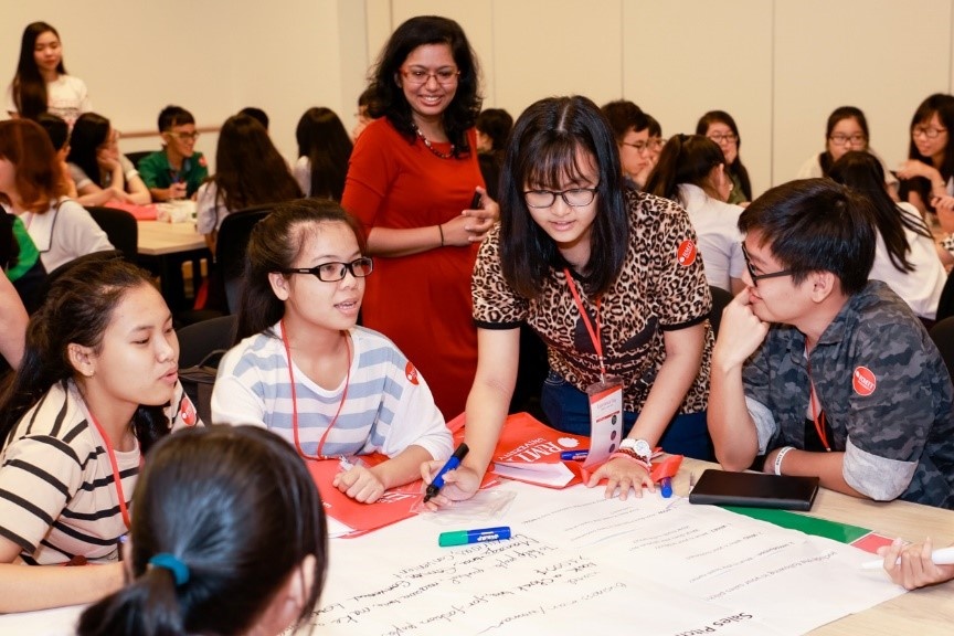 Học sinh thảo luận để lên ý tưởng cho Ngày hội Trải nghiệm của RMIT Việt Nam.