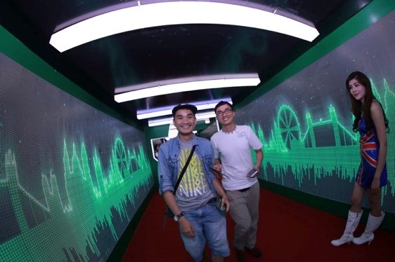 Một đường hầm như mê cung với bức tường LED khổng lồ dẫn vào khu trung tâm mời gọi khán giả vào đêm tiệc sôi động. Không gian đô thị huyền ảo tỏa ra từ hệ thống trình chiếu 3D 360 độ với những hình ảnh độc đáo nhất của TP HCM, Amsterdam, Tokyo, London.