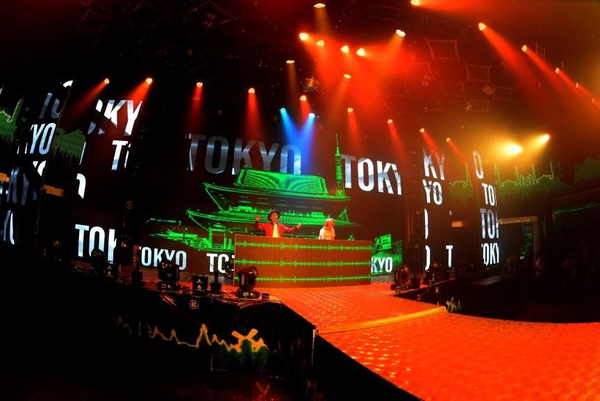 Khán phòng hò reo phấn khích khi nghệ sĩ trong trang phục kimono, trình diễn một ca khúc tiếng Nhật sôi động kết hợp với “bàn tay phù thuỷ” của DJ đến từ Nhật Bản Tigarah.