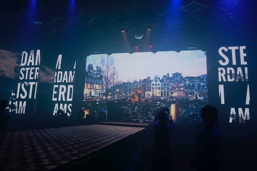 Trong khi màn hình phát đi những hình ảnh đẹp nhất của Amsterdam, DJ Justine Prime tái hiện âm thanh từ những con kênh của thành phố này. Vũ điệu nước của những cô gái Hà Lan quyến rũ càng làm sân khấu bùng nổ. 