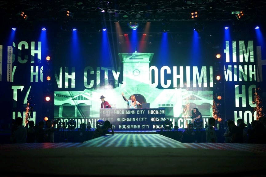 DJ Wang đến từ TP HCM tiếp tục thắp lửa cho đêm nhạc bằng những giai điệu sôi động kết hợp với pháo hoa điện tử độc đáo. 