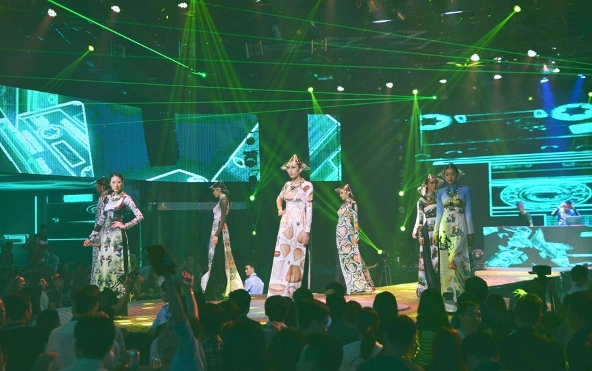 Cùng với đó là màn trình diễn trang phục áo dài ấn tượng và màn những thanh âm thành phố vừa quen thuộc vừa mới mẻ.