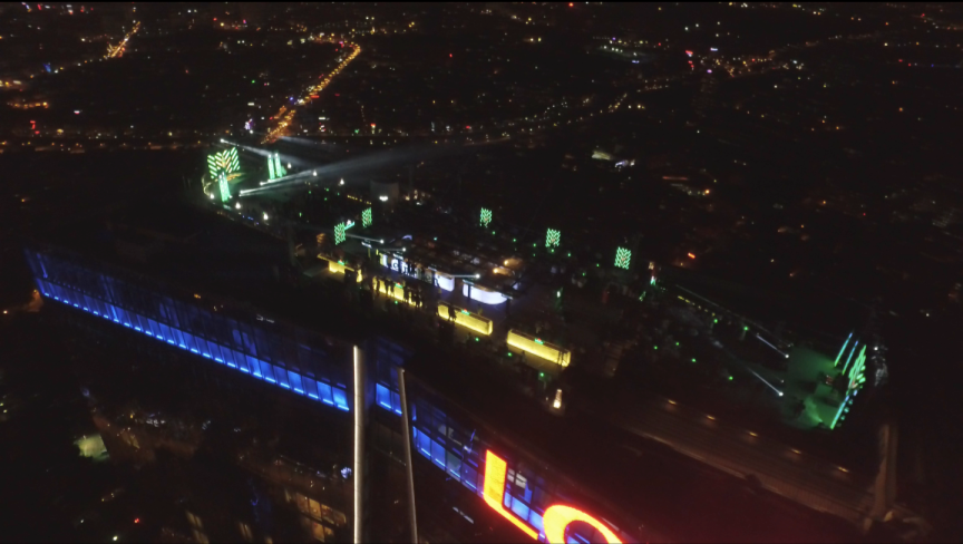 Tại Hà Nội, được đầu tư công phu từ thiết kế sân khấu, âm thanh và ánh sáng, Top of Hanoi bar (tầng 68, trung tâm thương mại Lotte) ngập trong sắc xanh của Heineken. Từ trên cao nhìn xuống, không gian Nội về đêm rực rỡ và sống động.