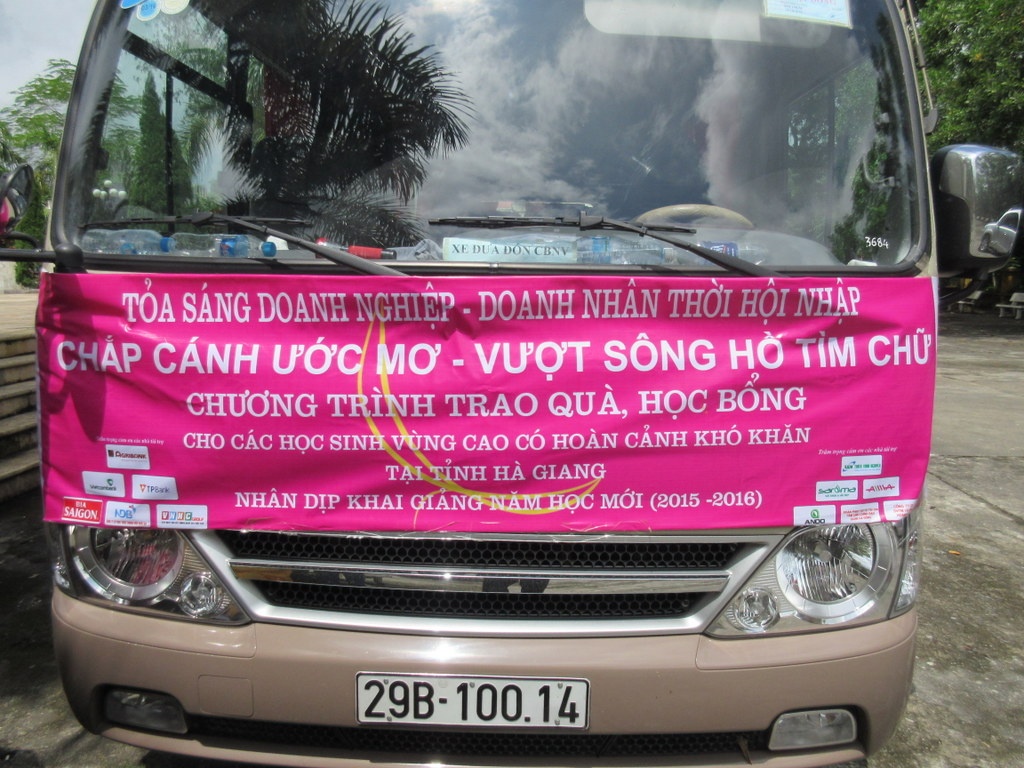 Đoàn xe từ thiện chắp cánh ước mơ cho trẻ em vùng cao.