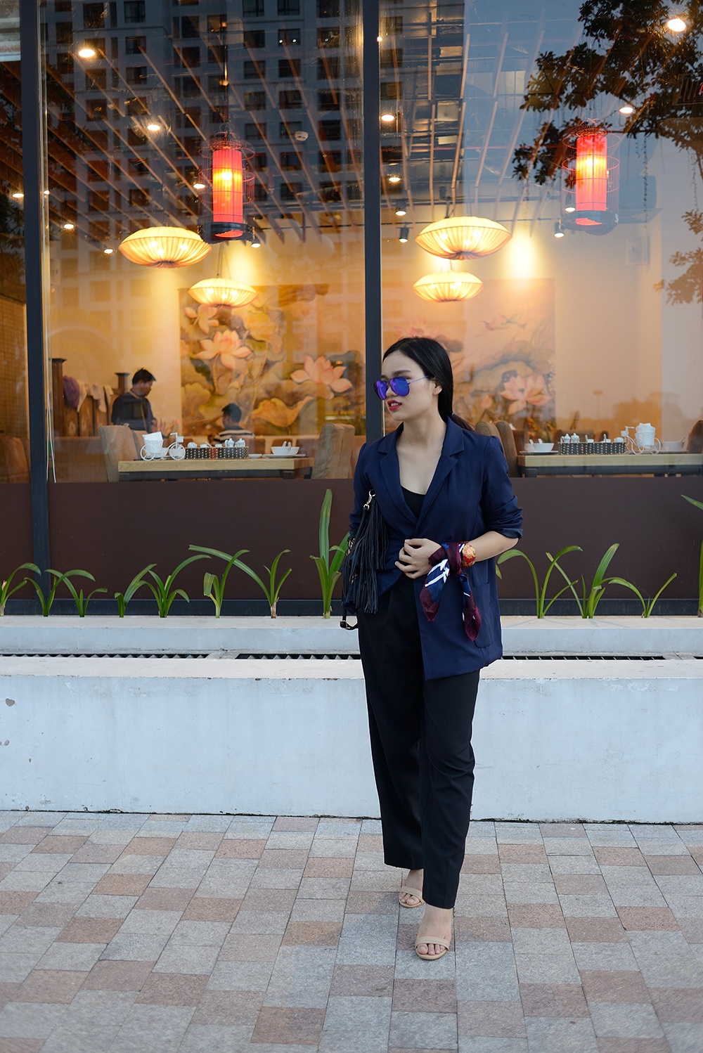 Ngô Việt Chinh (22 tuổi) yêu thích sự thoải mái nhưng không kém phần lịch sự của những chiếc quần baggy mix cùng áo vest boyfriend.