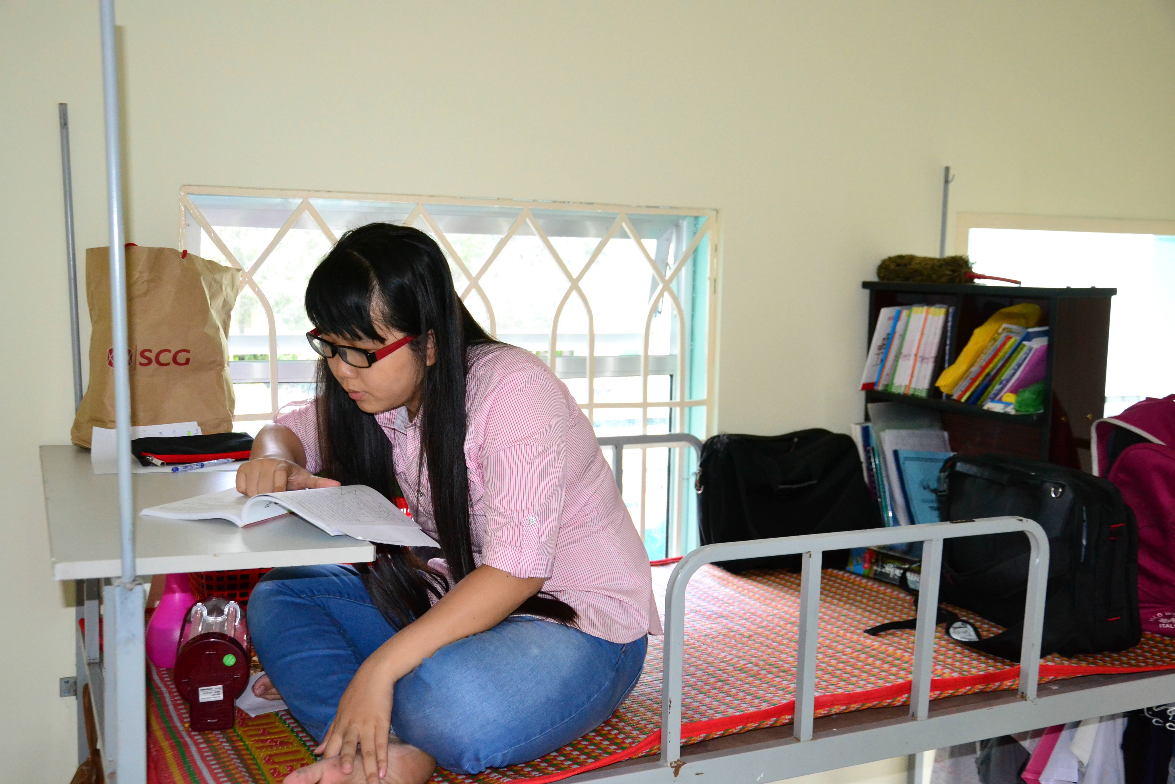 Thị lực ngày càng yếu nhưng Minh Thư vẫn không từ bỏ giấc mơ học tập.