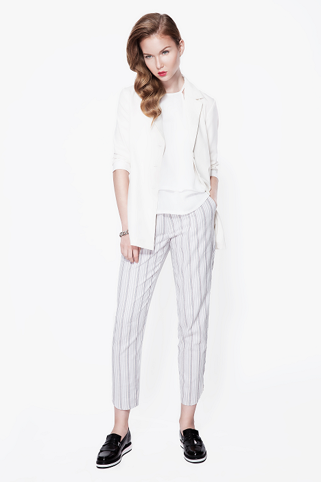 Kết hợp với áo sơ mi và một đôi giày đế bánh mì là bạn đã hoàn thiện vẻ ngoài tinh nghịch.