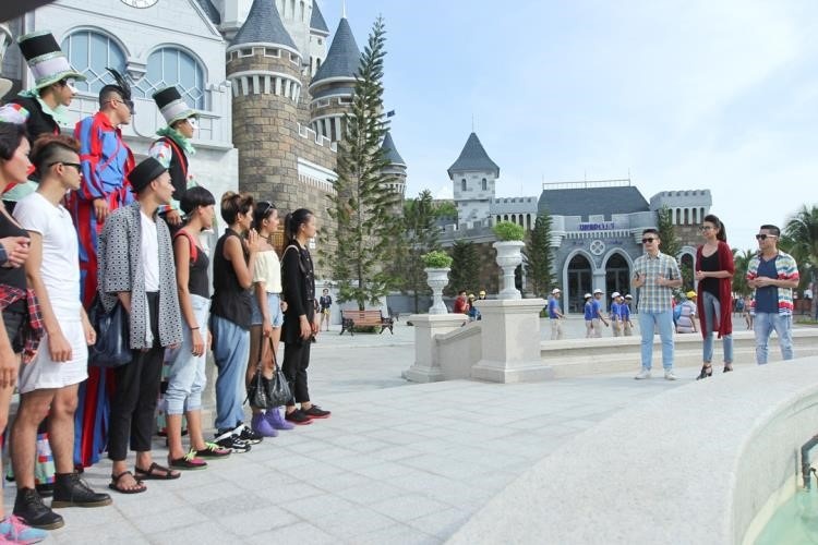 Khi vừa đến Nha Trang, bộ 3 giám khảo Samuel Hoàng, Thanh Hằng và Adrian Anh Tuấn đã yêu cầu 9 chàng trai, cô gái thực hiện thử thách đặc biệt. Từng thí sinh phải lần lượt đi trên cà kheo và thực hiện bộ ảnh hóa thân thành những nhân vật ấn tượng trong lễ hội đường phố Carnival.